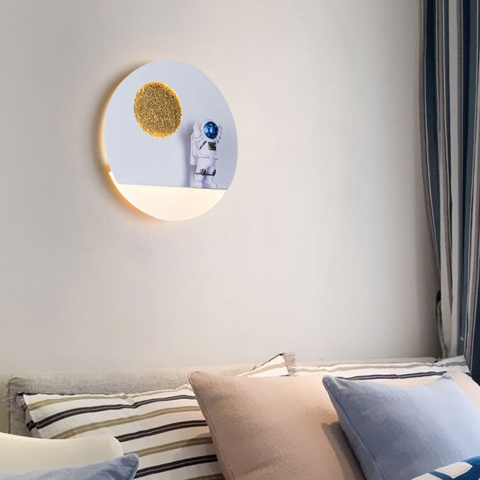 Contemporary Iron Resin Round Astronaut LED Wall Sconce Lamp for Bedroom, Modern Space-Themed Lighting, Unique Decorative Wall Light Fixture, Astronaut Design Night Light, Kids Room Decor, Space Adventure Bedroom Lighting, Stylish LED Wall Lamp, Creative