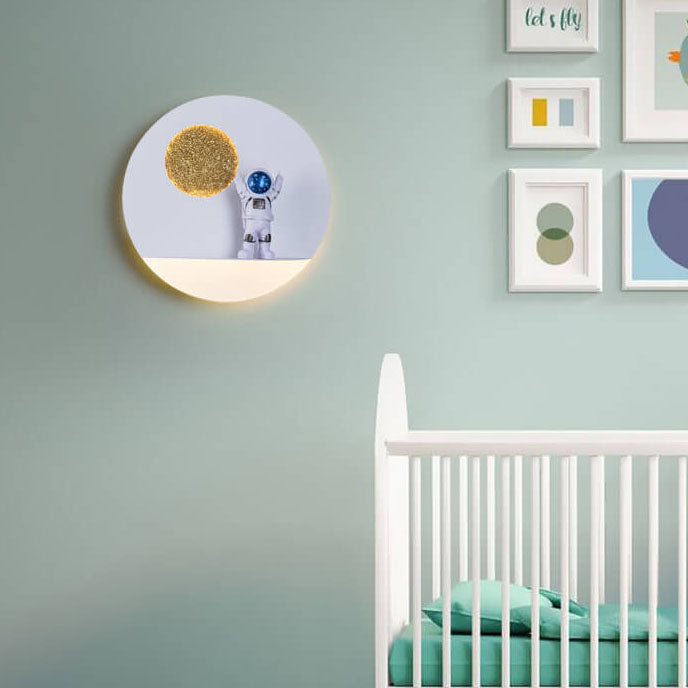 Contemporary Iron Resin Round Astronaut LED Wall Sconce Lamp for Bedroom, Modern Space-Themed Lighting, Unique Decorative Wall Light Fixture, Astronaut Design Night Light, Kids Room Decor, Space Adventure Bedroom Lighting, Stylish LED Wall Lamp, Creative