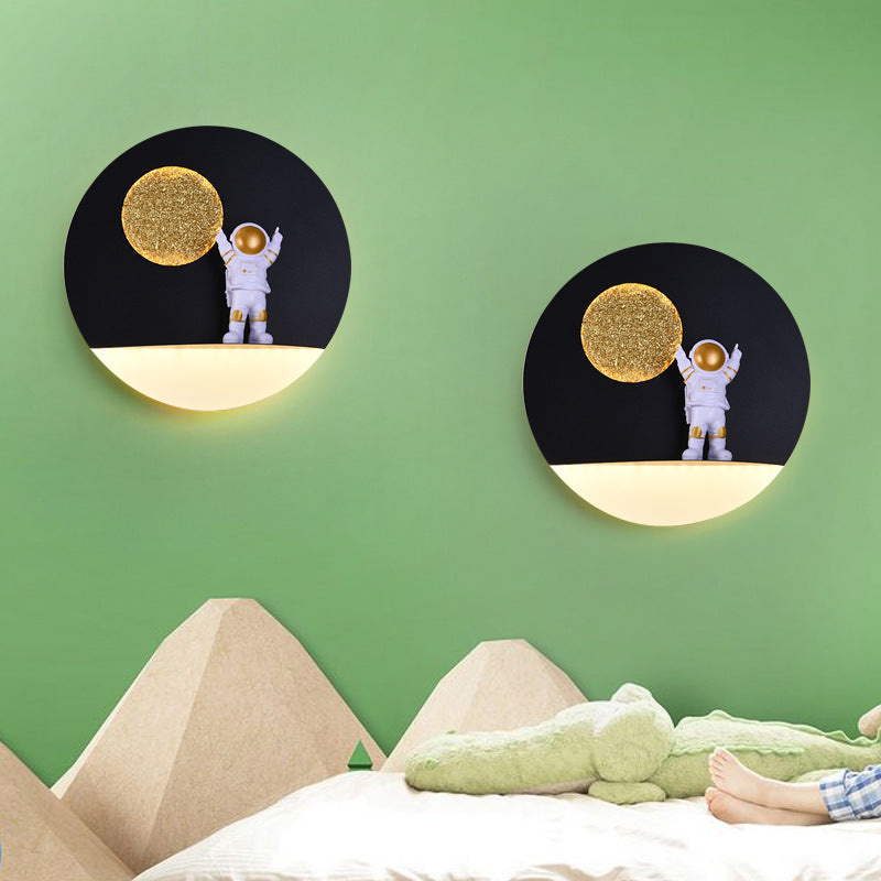 Contemporary Iron Resin Round Astronaut LED Wall Sconce Lamp for Bedroom, Modern Space-Themed Lighting, Unique Decorative Wall Light Fixture, Astronaut Design Night Light, Kids Room Decor, Space Adventure Bedroom Lighting, Stylish LED Wall Lamp, Creative
