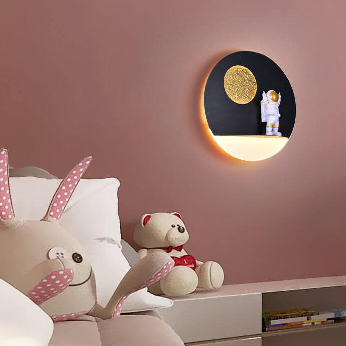 Contemporary Iron Resin Round Astronaut LED Wall Sconce Lamp for Bedroom, Modern Space-Themed Lighting, Unique Decorative Wall Light Fixture, Astronaut Design Night Light, Kids Room Decor, Space Adventure Bedroom Lighting, Stylish LED Wall Lamp, Creative