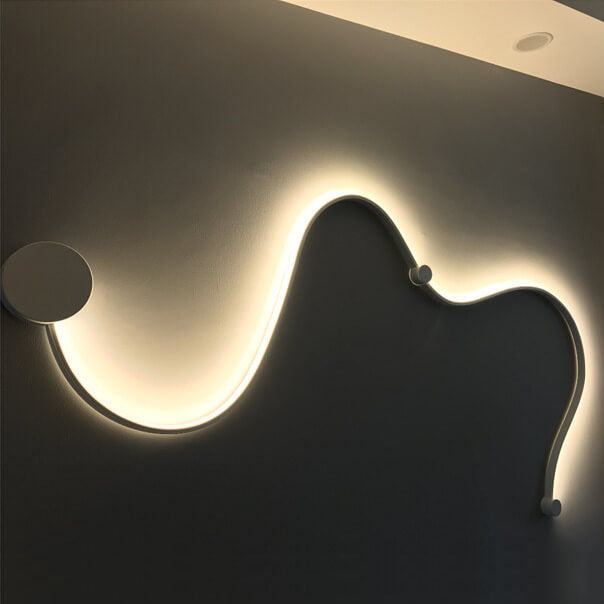 Modern Curved LED Wall Sconce - Aluminum Snake-Shaped 1-Light Lamp