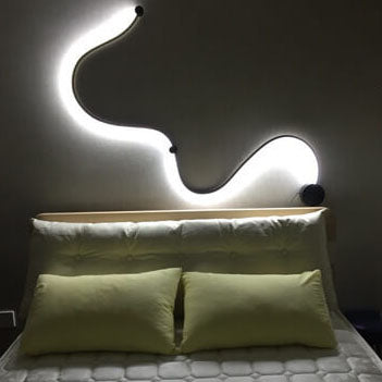 Modern Curved LED Wall Sconce - Aluminum Snake-Shaped 1-Light Lamp