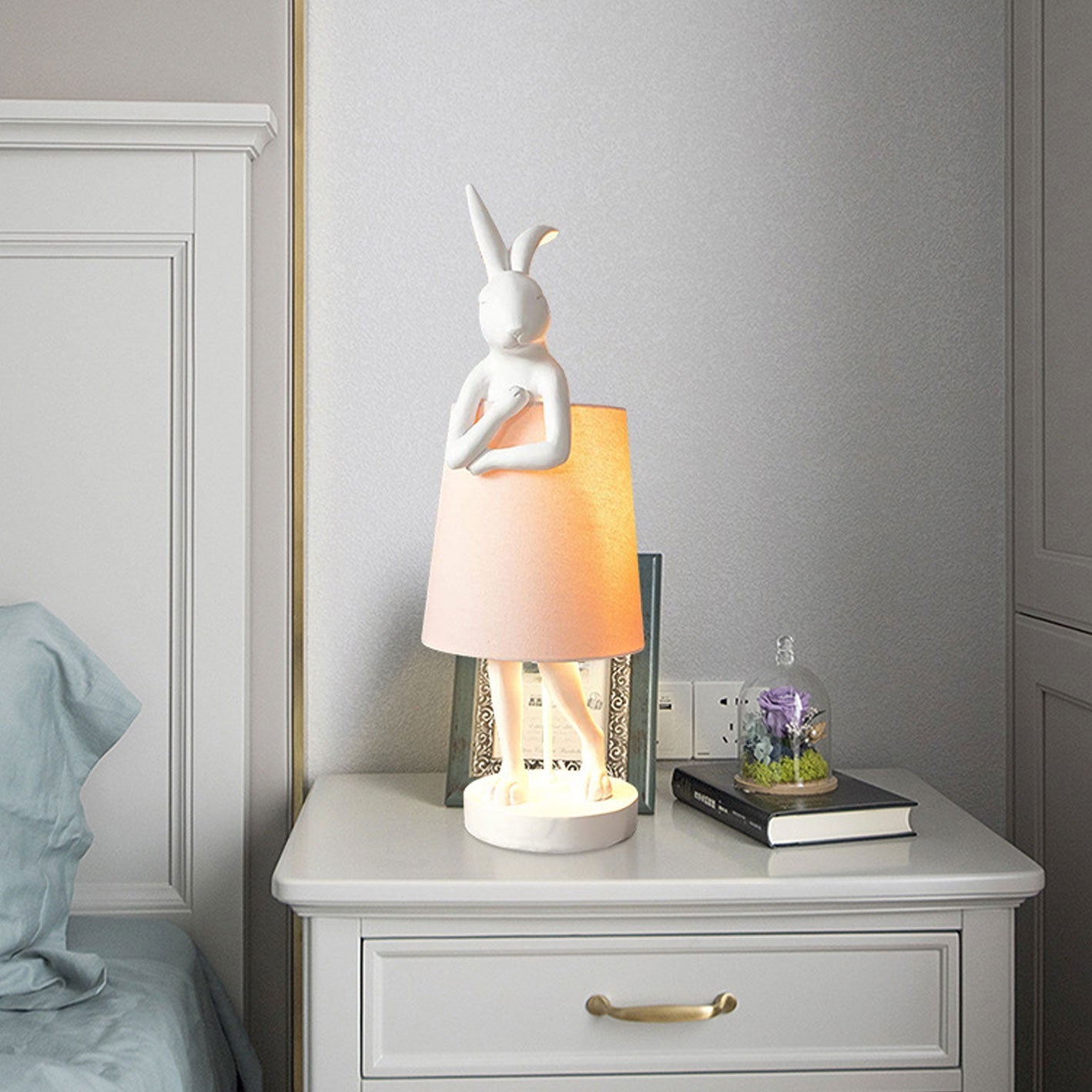 Nordic Apron Rabbit Resin 1-Light Table Lamp, Modern Scandinavian Lighting, Cute Rabbit Night Light, Decorative Desk Lamp for Kids Room, Contemporary Home Decor, Stylish Bedroom Accent, Unique Gift Idea for Animal Lovers, Eco-Friendly Resin Lamp