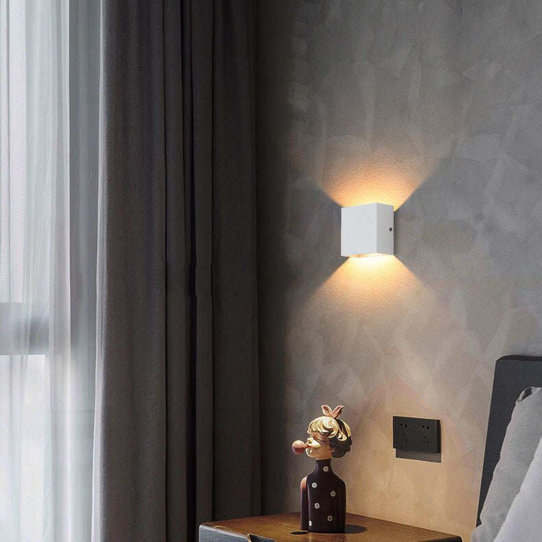 Modern Minimalist Square Aluminum LED Wall Sconce Lamp

Illuminate your space with our sleek modern minimalist square aluminum LED wall sconce lamp. Designed for versatility and elegance, this wall light fixture enhances any decor while providing energy-e