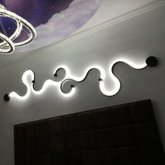 Modern Curved LED Wall Sconce - Aluminum Snake-Shaped 1-Light Lamp