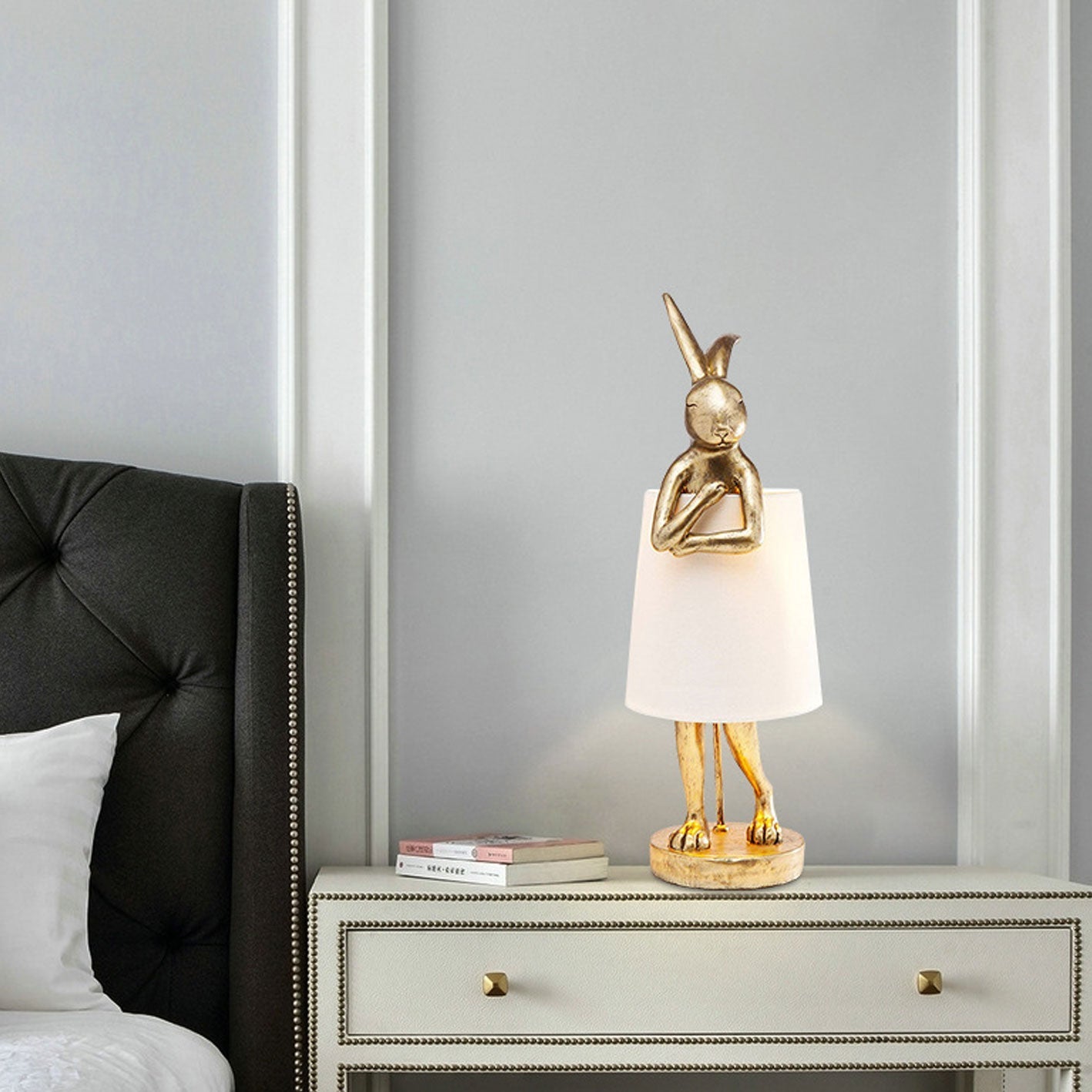 Nordic Apron Rabbit Resin 1-Light Table Lamp, Modern Scandinavian Lighting, Cute Rabbit Night Light, Decorative Desk Lamp for Kids Room, Contemporary Home Decor, Stylish Bedroom Accent, Unique Gift Idea for Animal Lovers, Eco-Friendly Resin Lamp