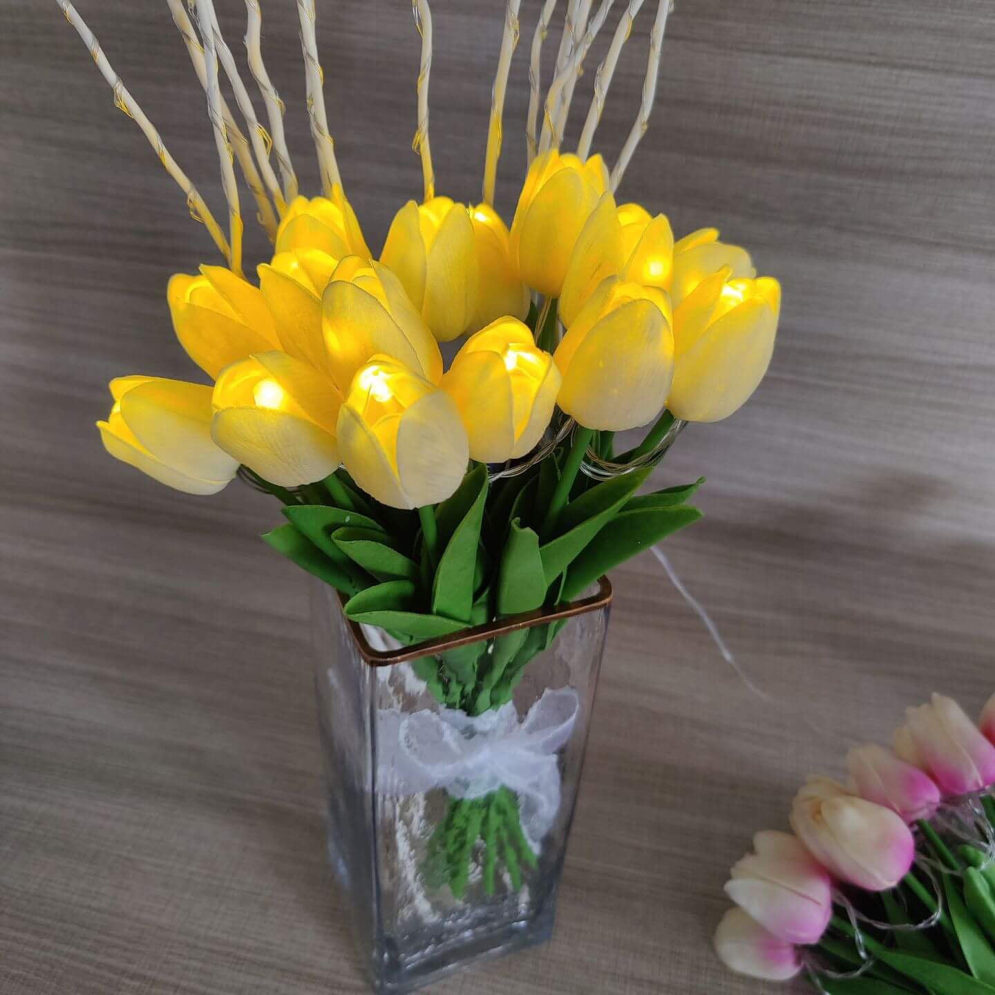 Tiffany-Style Tulip Flower LED Table Lamp, Stained Glass Desk Light, Vintage Home Decor, Decorative Lighting, Art Deco Accent Lamp, Elegant Nightstand Light, Unique Gift for Flower Lovers, Classic Design for Living Room & Bedroom