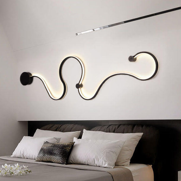 Modern Aluminum Snake-Shaped LED Wall Sconce Lamp - Curved Design, 1-Light Fixture, Contemporary Home Lighting