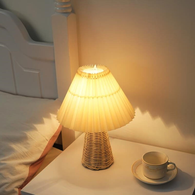 Vintage Pleated Fabric Tapered Base 1-Light Table Lamp, Retro Home Lighting, Stylish Accent Lamp for Living Room, Bedroom Decor, Mid-Century Modern Design, Unique Nightstand Light, Elegant Pleat Lampshade, Warm Lighting for Cozy Atmosphere, Decorative Tab