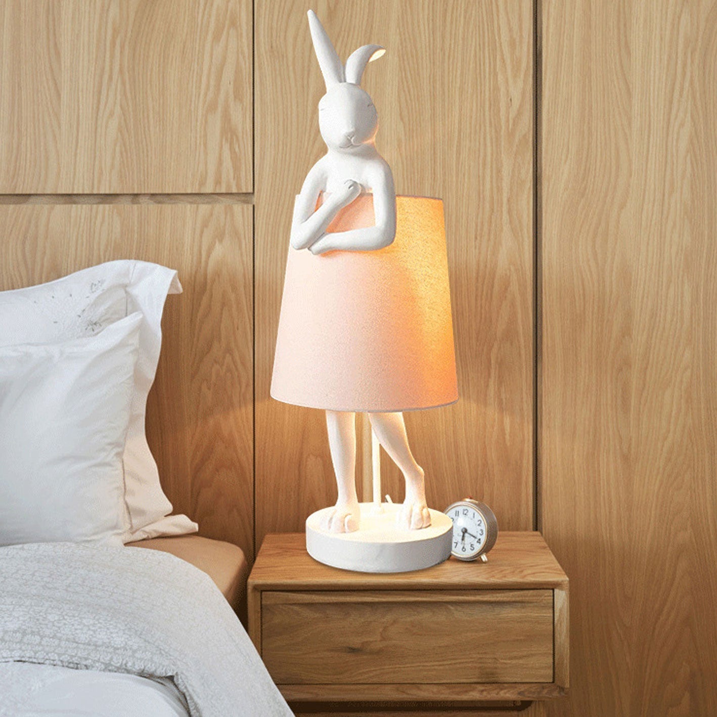Nordic Apron Rabbit Resin 1-Light Table Lamp, Modern Scandinavian Lighting, Cute Rabbit Night Light, Decorative Desk Lamp for Kids Room, Contemporary Home Decor, Stylish Bedroom Accent, Unique Gift Idea for Animal Lovers, Eco-Friendly Resin Lamp
