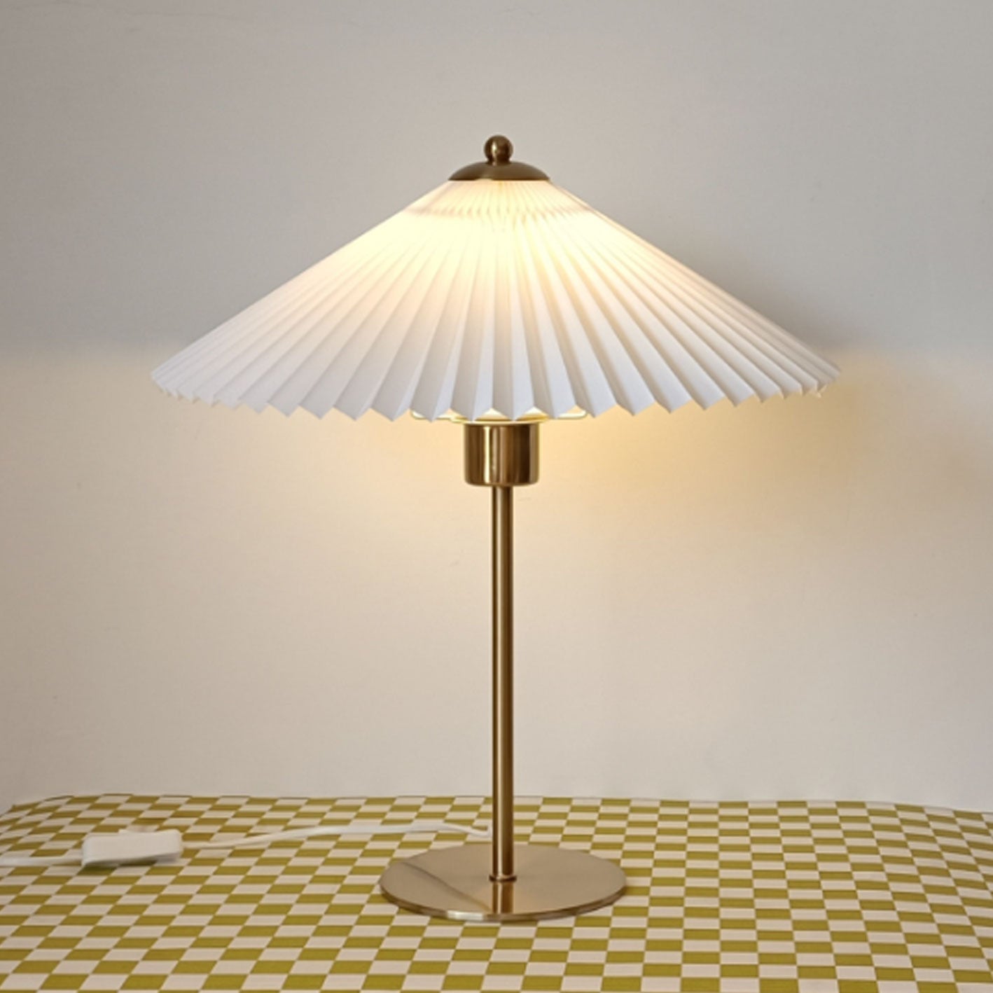 Retro Nostalgic Pleated Cloth Cover Umbrella Design 1-Light Table Lamp, Vintage Home Decor, Mid-Century Modern Table Lamp, Classic Linen Shade Lamp, Stylish Decorative Lighting, Living Room Accent Lamp, Unique Bedroom Lamp, Warm Glow Mood Lighting, Chic D