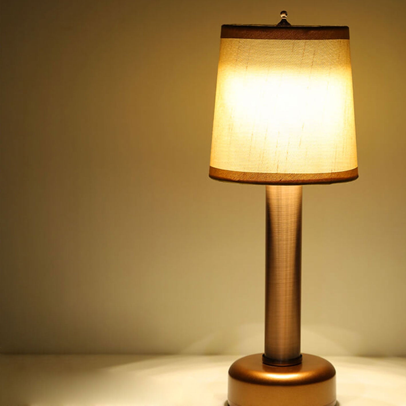 Vintage Linen Iron LED Rechargeable Table Lamp Elegant Home Decor Mid Century Modern Lighting Rechargeable Bedside Lamp with Fabric Shade Stylish Battery-Powered Desk Light for Bedroom Living Room Office Décor Nightstand Accent Light