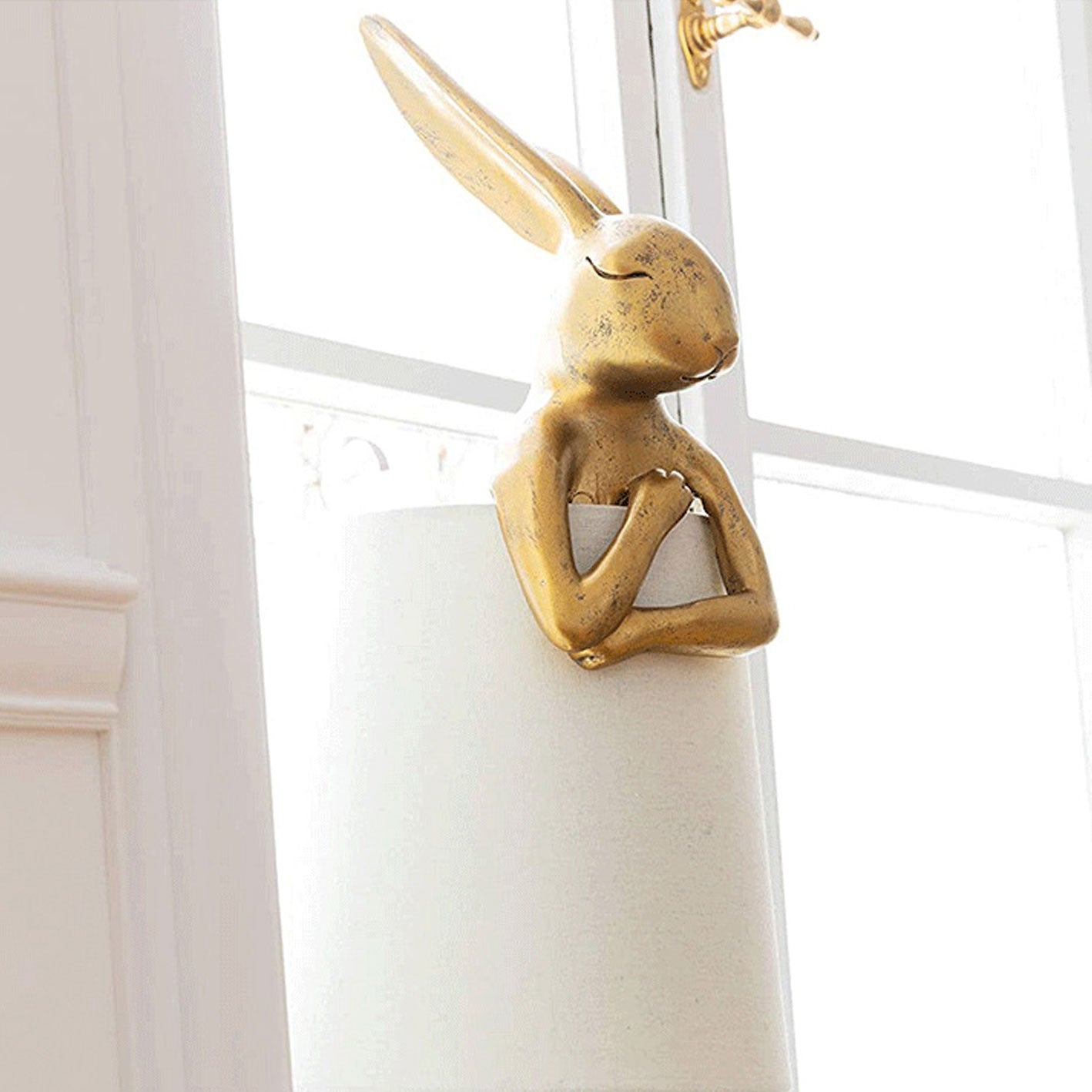 Nordic Apron Rabbit Resin 1-Light Table Lamp, Modern Scandinavian Lighting, Cute Rabbit Night Light, Decorative Desk Lamp for Kids Room, Contemporary Home Decor, Stylish Bedroom Accent, Unique Gift Idea for Animal Lovers, Eco-Friendly Resin Lamp
