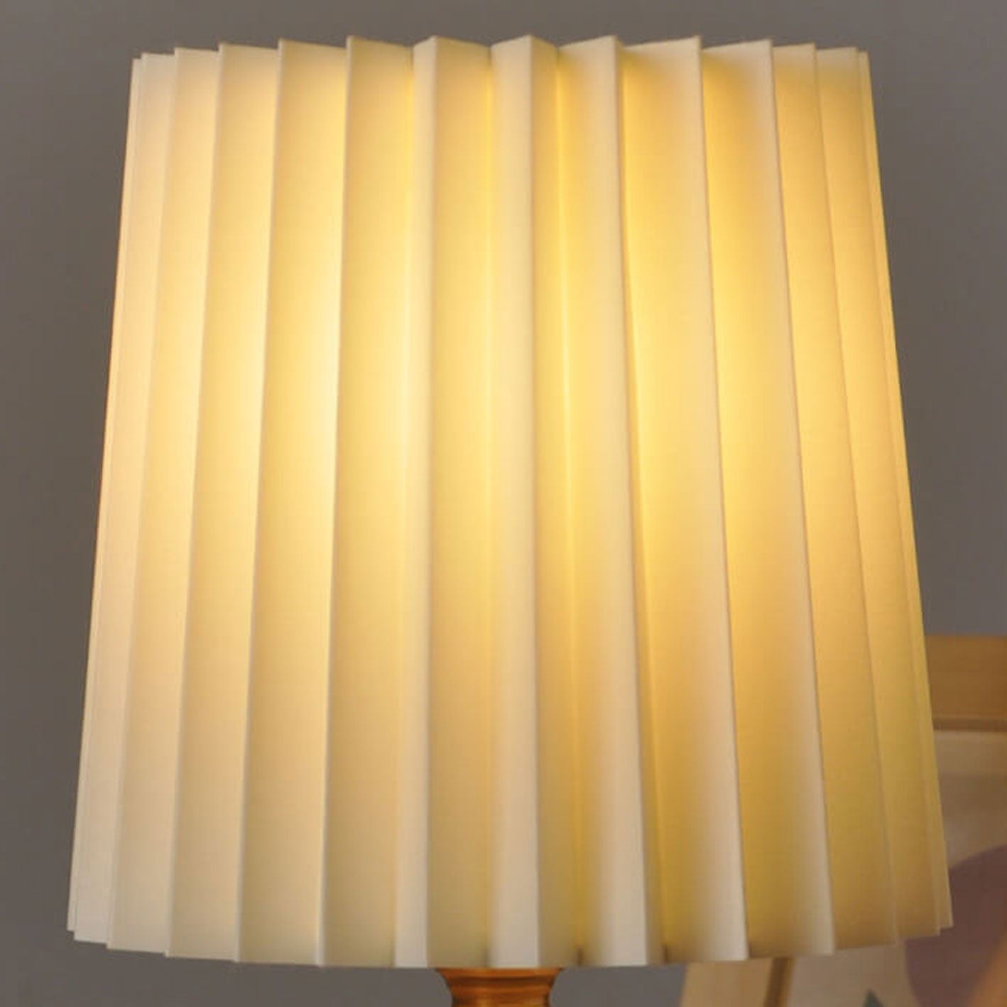 Vintage Korean Pleated Column Wooden Base Table Lamp - 1-Light Design