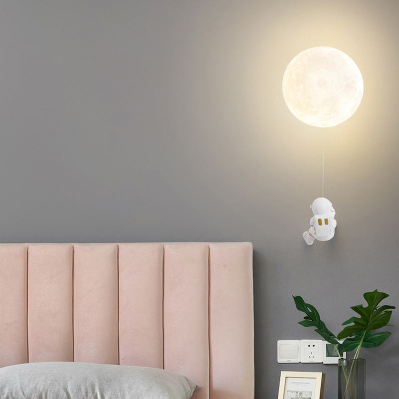 Modern Art Deco PLA Resin Iron Astronaut Planet Design 1-Light Wall Sconce Lamp for Bedroom & Living Room, Unique Decorative Lighting Fixture, Contemporary Space Themed Wall Light, Stylish Astronaut Decor, Home Aesthetic Wall Sconces, Trendy Bedroom Light