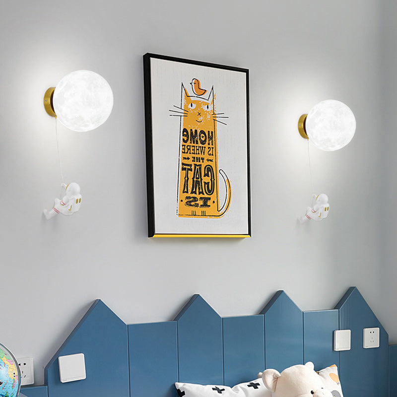 Modern Art Deco PLA Resin Iron Astronaut Planet Design 1-Light Wall Sconce Lamp for Bedroom & Living Room, Unique Decorative Lighting Fixture, Contemporary Space Themed Wall Light, Stylish Astronaut Decor, Home Aesthetic Wall Sconces, Trendy Bedroom Light