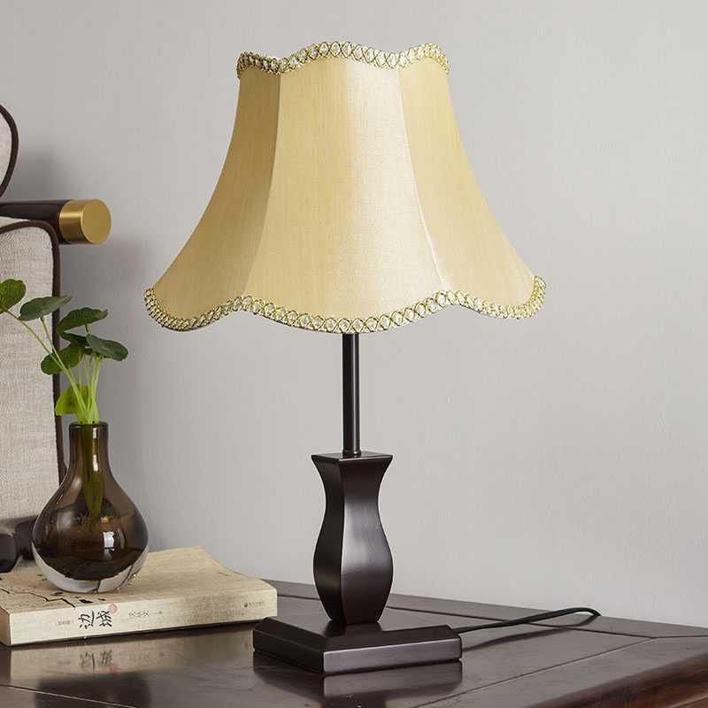 Contemporary Retro Wood Fabric Drum 1-Light Table Lamp Bedside Nightstand Decorative Lighting Modern Home Decor Accent Lamp Bedroom Living Room Stylish Lamp for Reading Warm Light Minimalist Design