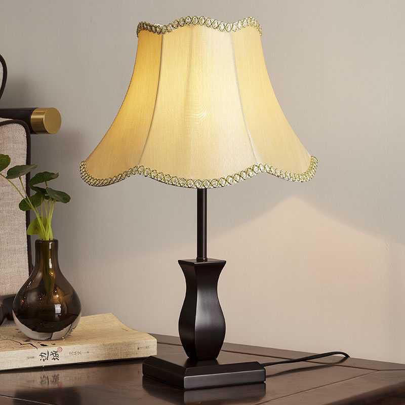 Contemporary Retro Wood Fabric Drum 1-Light Table Lamp Bedside Nightstand Decorative Lighting Modern Home Decor Accent Lamp Bedroom Living Room Stylish Lamp for Reading Warm Light Minimalist Design