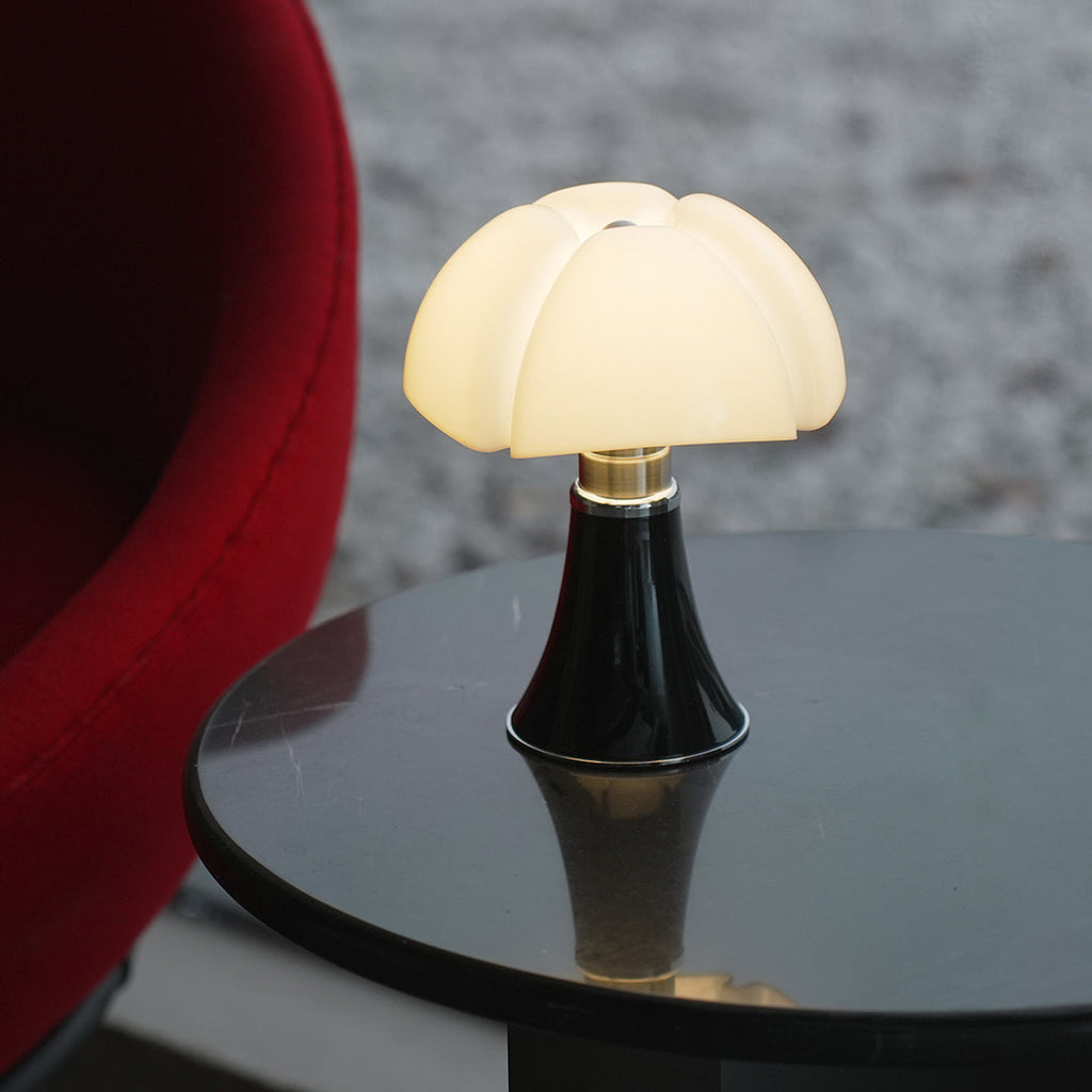 Bauhaus Style Iron Table Lamp - Italian Design Touch for Modern Interiors

This sleek Bauhaus-inspired table lamp showcases a fusion of functional design and Italian elegance. Crafted from durable iron, it features clean lines and a minimalist silhouette,