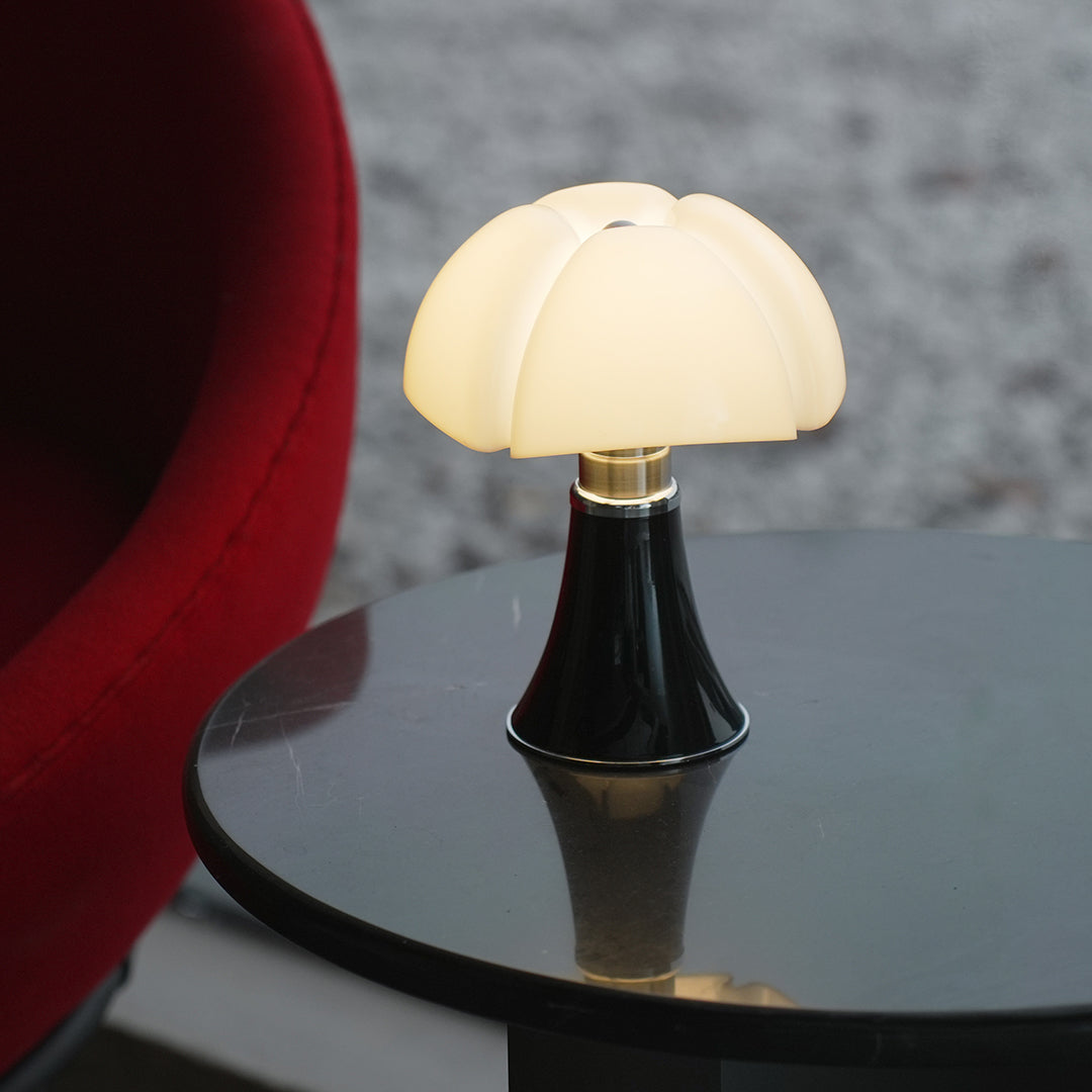 Bauhaus Style Iron Table Lamp - Italian Design Touch for Modern Interiors

This sleek Bauhaus-inspired table lamp showcases a fusion of functional design and Italian elegance. Crafted from durable iron, it features clean lines and a minimalist silhouette,