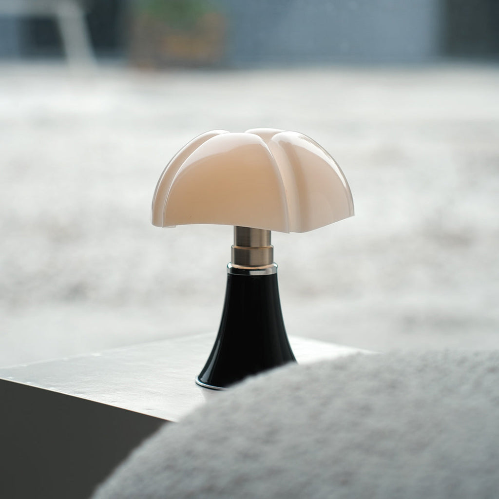 Bauhaus Style Iron Table Lamp - Italian Design Touch for Modern Interiors

This sleek Bauhaus-inspired table lamp showcases a fusion of functional design and Italian elegance. Crafted from durable iron, it features clean lines and a minimalist silhouette,