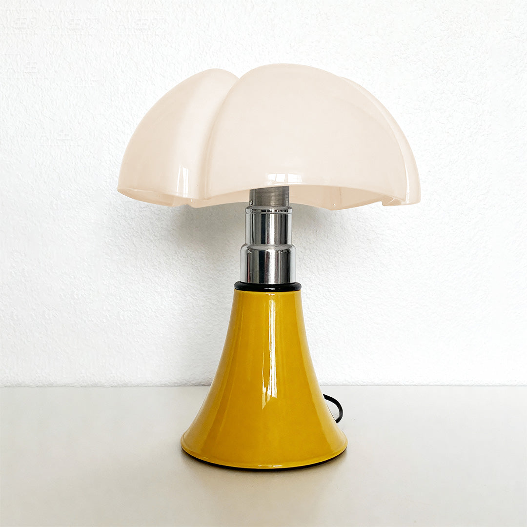 Bauhaus Style Iron Table Lamp - Italian Design Touch for Modern Interiors

This sleek Bauhaus-inspired table lamp showcases a fusion of functional design and Italian elegance. Crafted from durable iron, it features clean lines and a minimalist silhouette,
